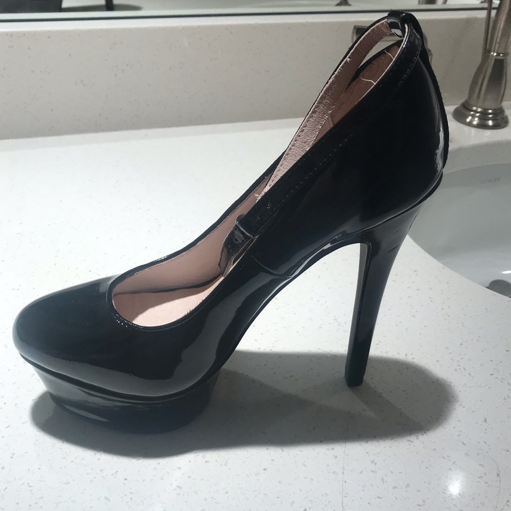 Black pumps